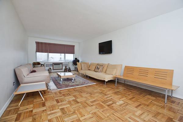 FANTASTIC VALUE:A SPACIOUS ONE BEDROOM, HIGH FLOOR POST WAR BUILDING HEART OF MURRAY HILL. SOUTH AND EAST DIRECTIONS PIED A TERRE ALLOWED low maintenance