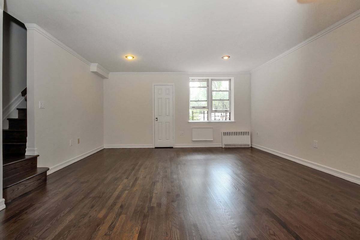 NEWLY RENOVATED TOWNHOUSE 2 BEDROOMS 2 BATHROOMS...STEPS FROM CENTRAL PARK.. PRIME UPPER WEST SIDE..COLUMUS AVE,AMSTERDAM