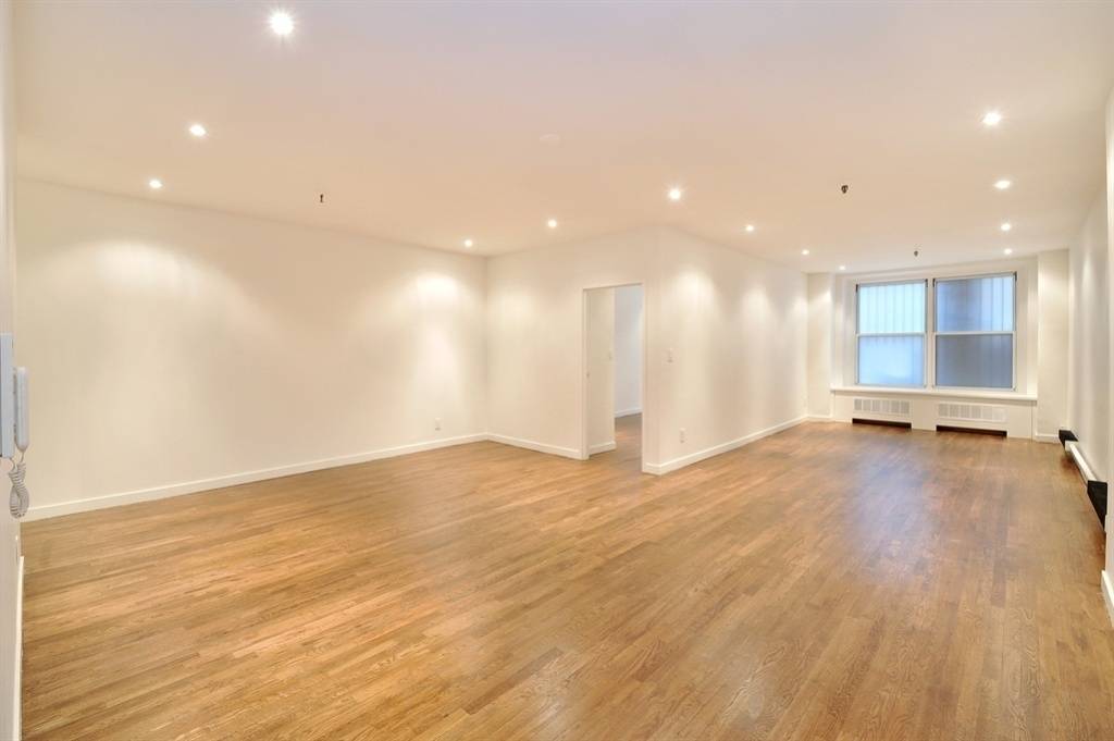 PRIME LOCATION EAST 28 STREET/PARK AVE..GANESVOORD HOTEL...MADISON SQUARE PARK..LEXINGTON AVE..HUGE 2 BEDROOMS 1BATHONLY 800 MAINTENANCE