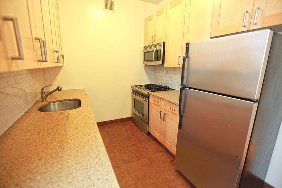 FULL SERVICE..DOORMAN BUILDING,GYM,ROOF DECK,STEPS FROM WALL STREET,BATTERY PARK,STOCK EXCHANGE,FREEDOM TOWER,CENTURY21,BROADWAY