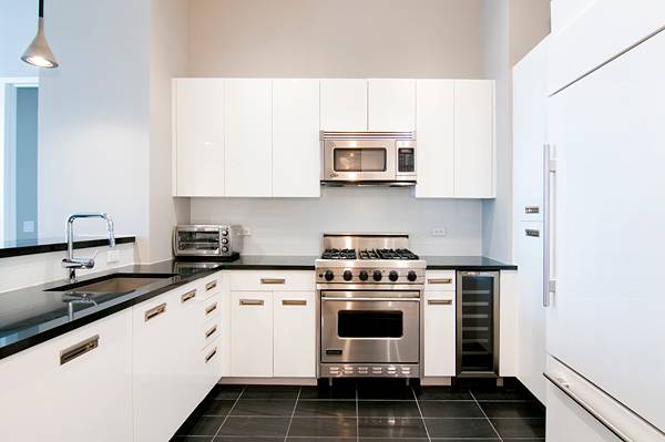 Gracious 2 bed/2 bath with a large balcony in a luxurious condo building