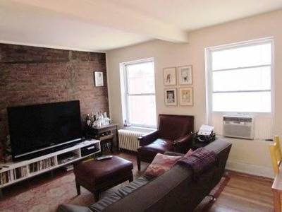 CHARMINGLY Elegant 1BD with exposed bricks, fireplace, very high ceilings, lots of light etc...