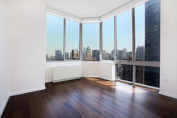 ★★   LUXURY MIDTOWN 2BED  / 2BATH . 24HR DOORMAN . GREAT BUILDING & SPECTACULAR AMENETIES @ GREAT LOCATION .