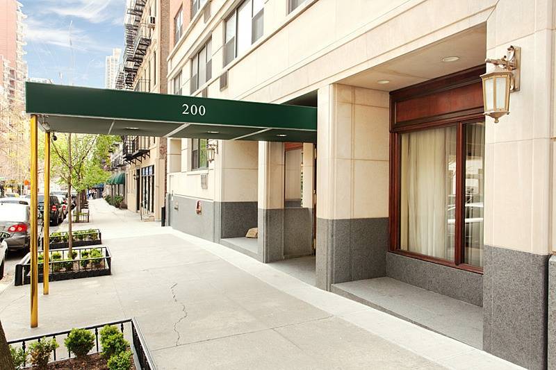 Tasteful One Bedroom in the heart of the Upper East Side. Full-time Doorman ~ Rooftop Deck ~ Blocks from Central Park, Museum Mile, Subway Lines.