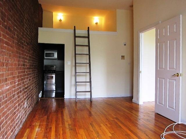 SUNNY DELIGHT! MINT ONE BED PRE WAR OFF CENTRAL PARK WEST!