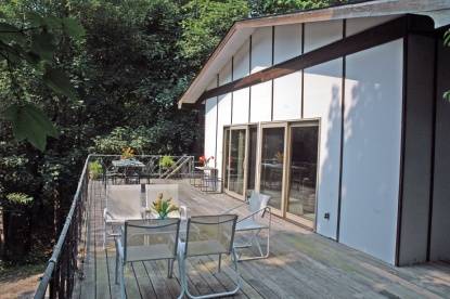 Beautiful Contemporay Designer home set on 1.5 private acres. EH South