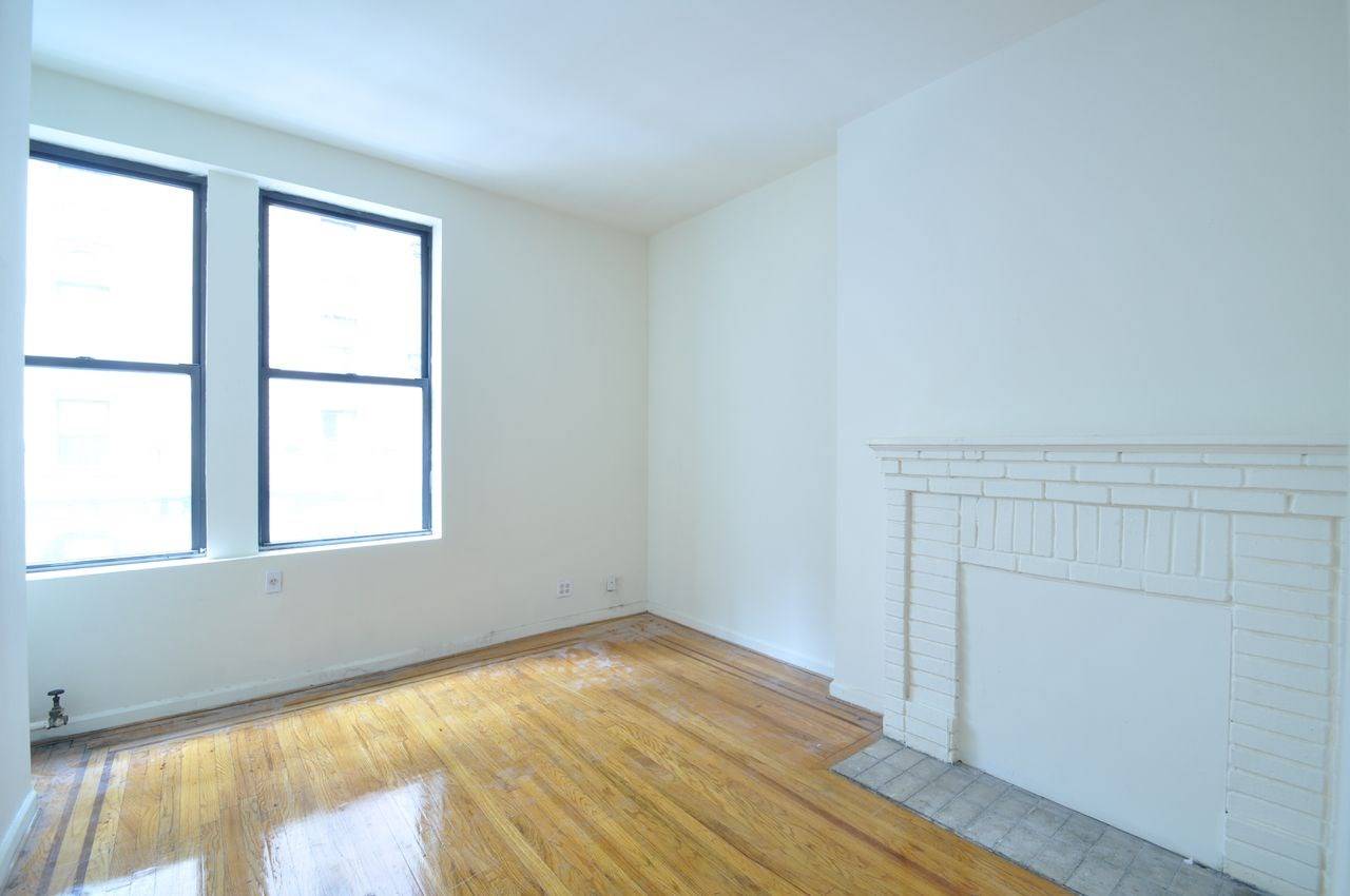 CHARMING KING SIZE RENOVATED 1 BDR**DOORMAN BLDG** on E30/MADISON**IMME MOVE IN