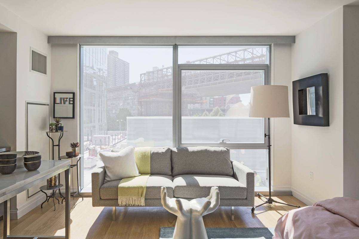 No Broker Fee  --- Pet Friendly - DUMBO - Studio w/Roof Deck, Gym, Laundry, and Elevator - Only Blocks to F Train