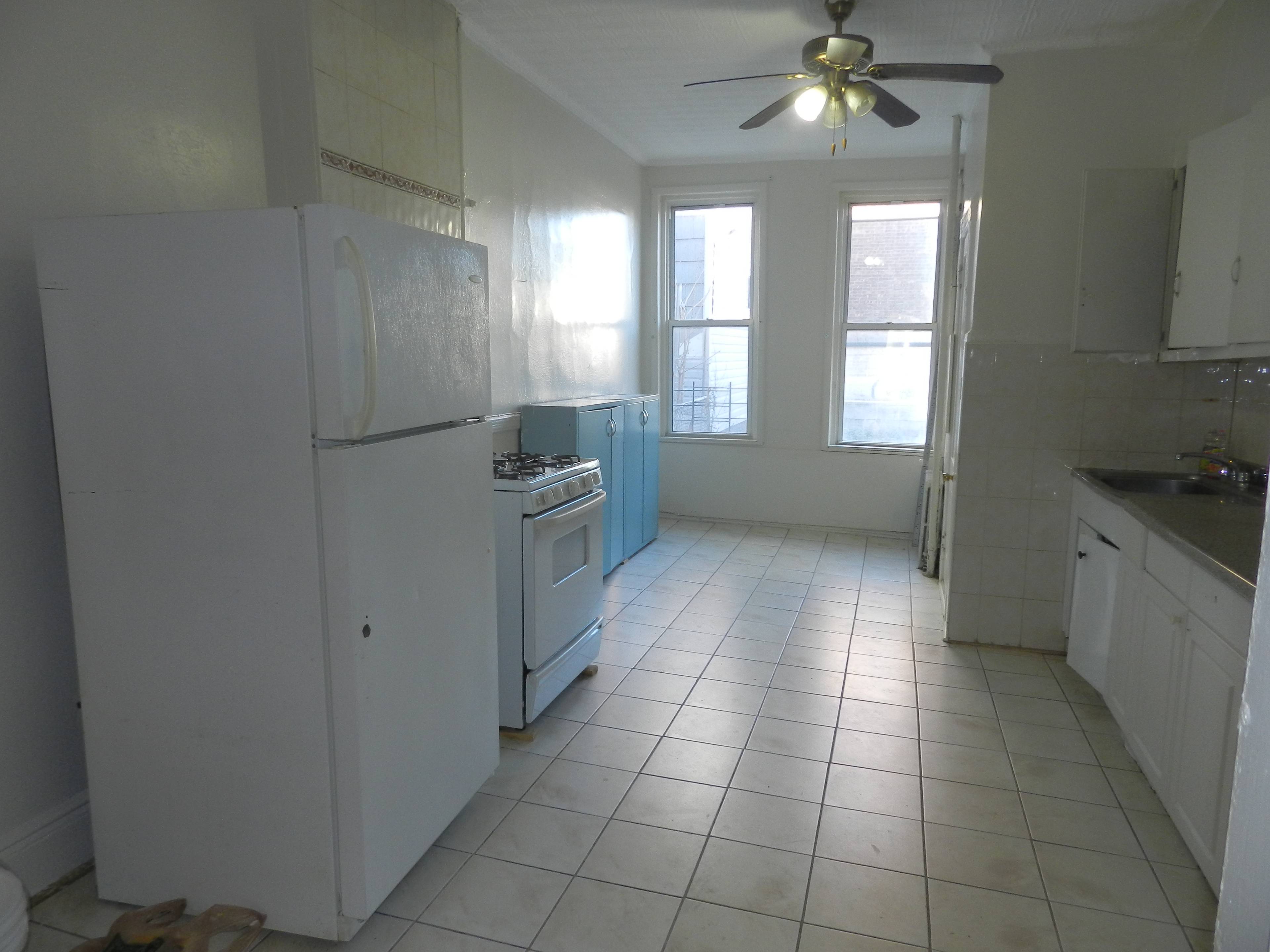Fantastic, Sun-Lit Railroad Style Apartment in Ridgewood, Short Walk from M Train