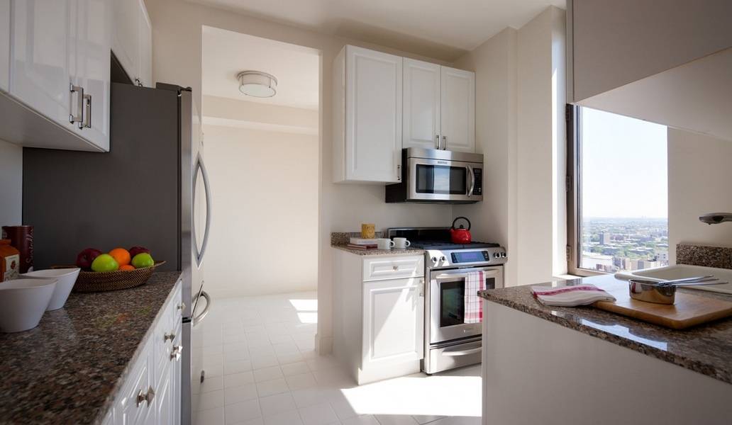 UPPER EAST SIDE -- BEAUTIFUL 3 BR AND 2 BATH **BREATHTAKING VIEWS CITY VIEW**--DOORMAN BUILDING--VALET SERVICE -- CLOSE TO CENTRAL PARK!