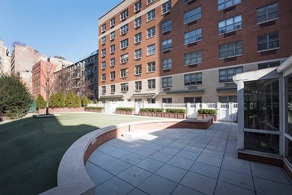 Large Sunny Studio, Investment Opportunity in Luxury Condoninimum 
