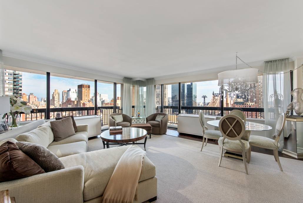 Beautiful Bright Corner 2 Bedroom, 2 Bathroom with Two Private Terraces and Amazing Views!!