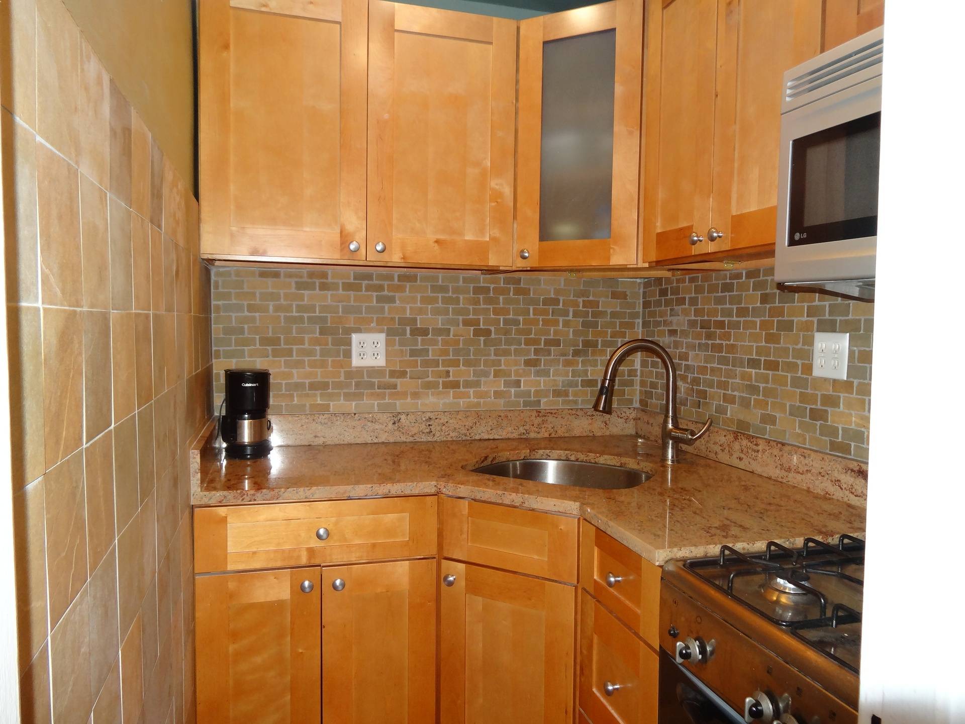 MURRAY HILL BEAUTIFUL LARGE REMODEL STUDIO