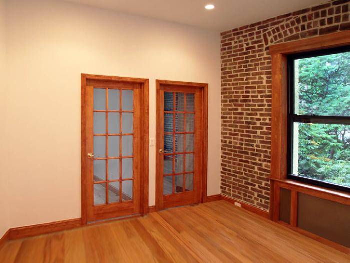 BRIGHT 2 BED, 1 BATH -- ELEVATOR BLDG -- LAUNDRY ROOM -- AMAZING MIDTOWN EAST LOCATION --