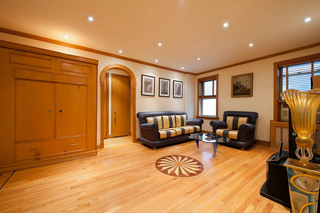 Abingdon Court,75 Bank Street  # 4B