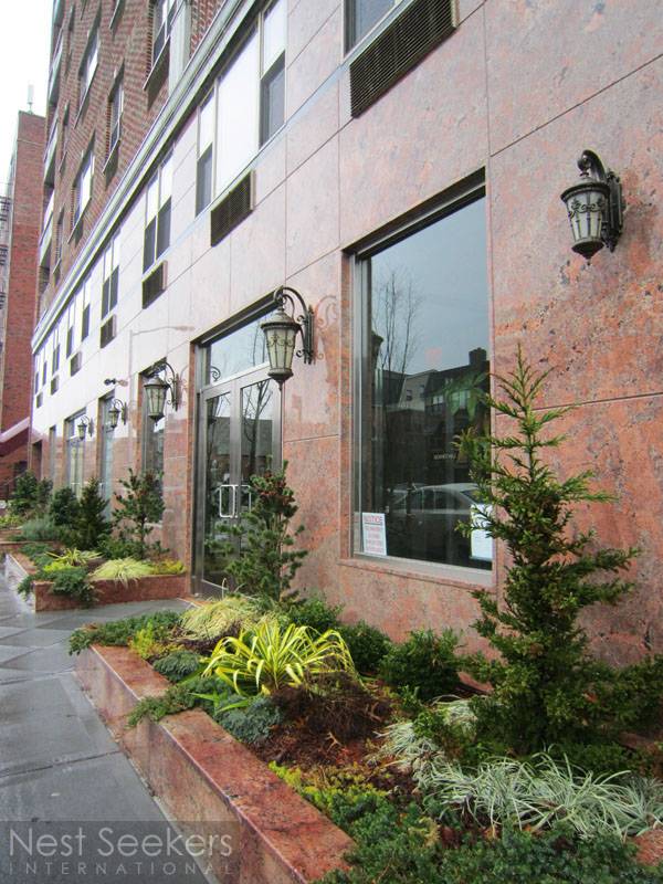 QUEENS, JACKSON HEIGHTS LUXURY NEW DEVELOPMENT JUST REDUCED $65,000, 15 minute to Manhattan! SEcurity, Heavenly service, retail, grocery, transportation! One bed $374,000