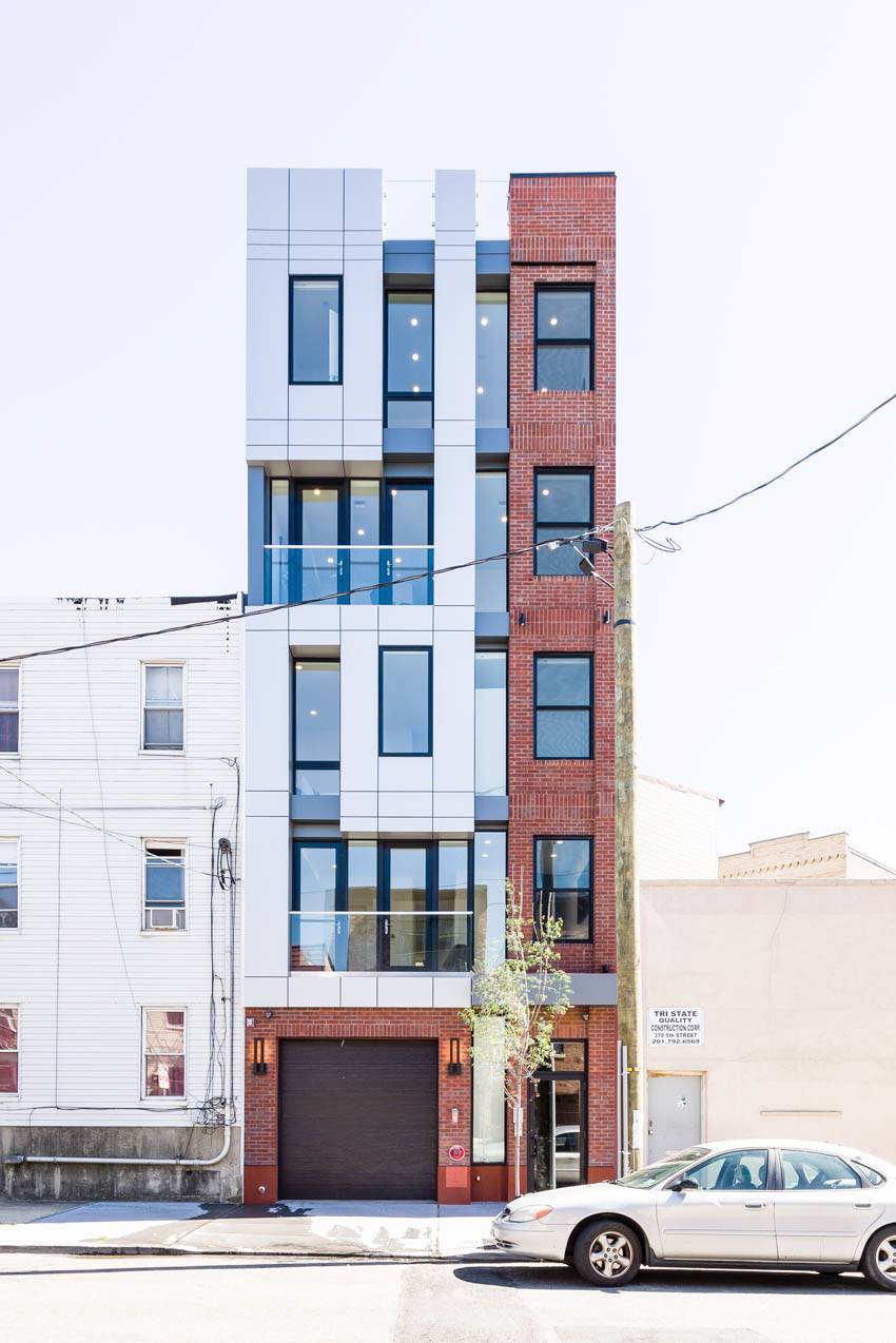 **Modern New Construction** 3 Br, 2.5 Baths Duplex w/Private Roof-Deck** Downtown, Jersey City 