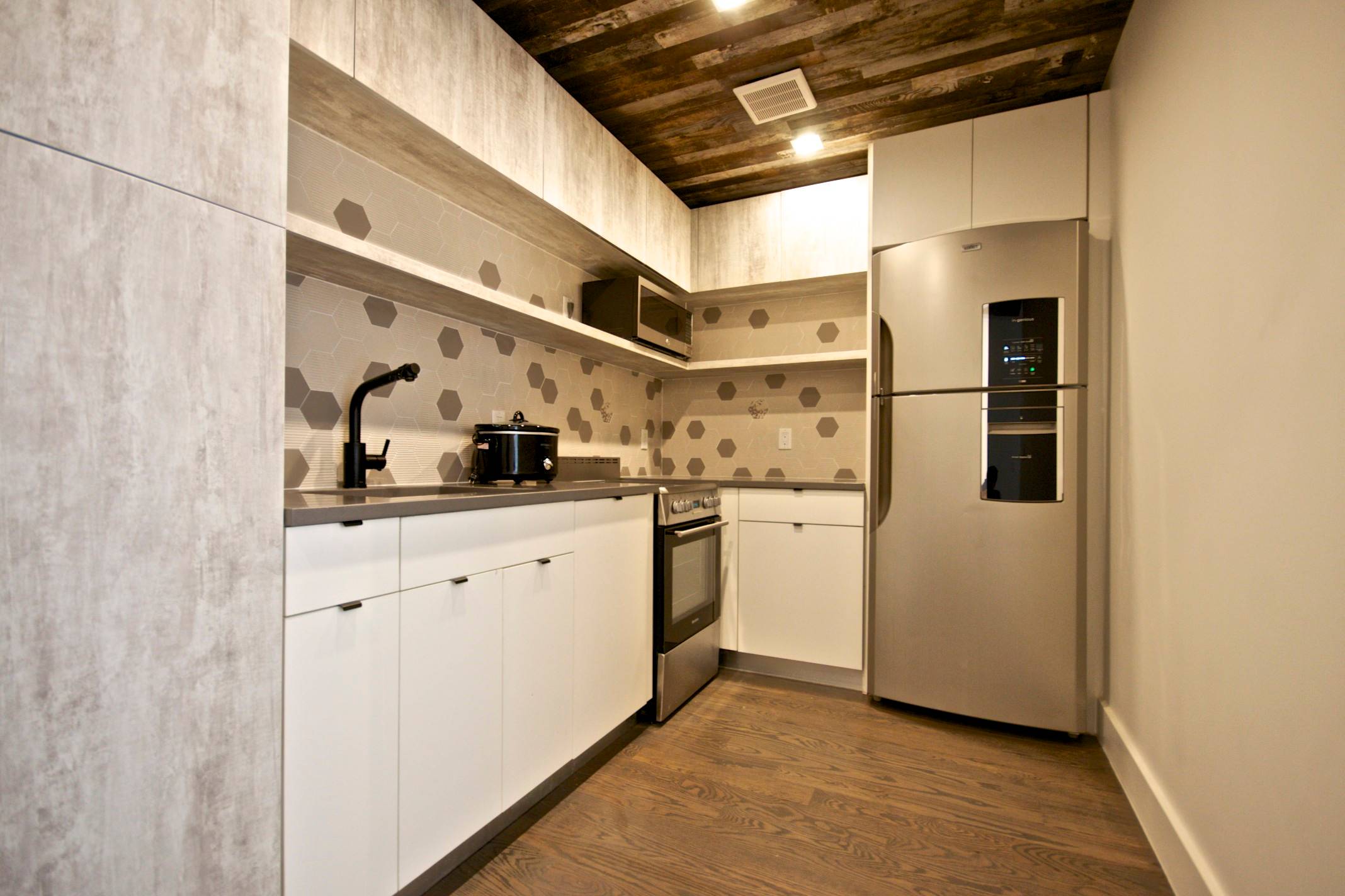 Duplex Studio/Convertible 1 Bedroom w/1.5 Bathrooms w/Gym, Garden, Roof and Laundry