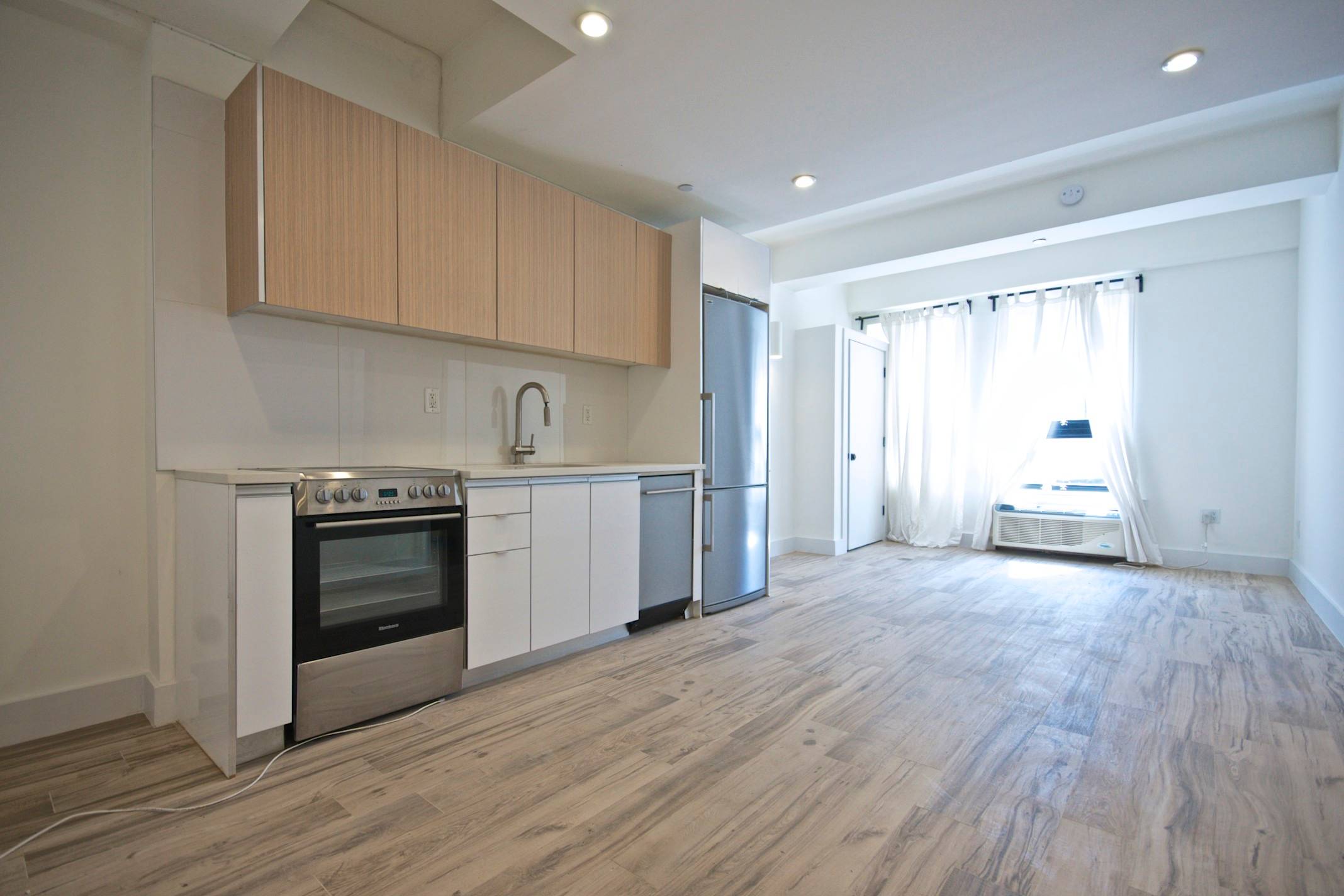 Spacious Studio in Great Neighborhood w/ Dishwasher and Roof Deck