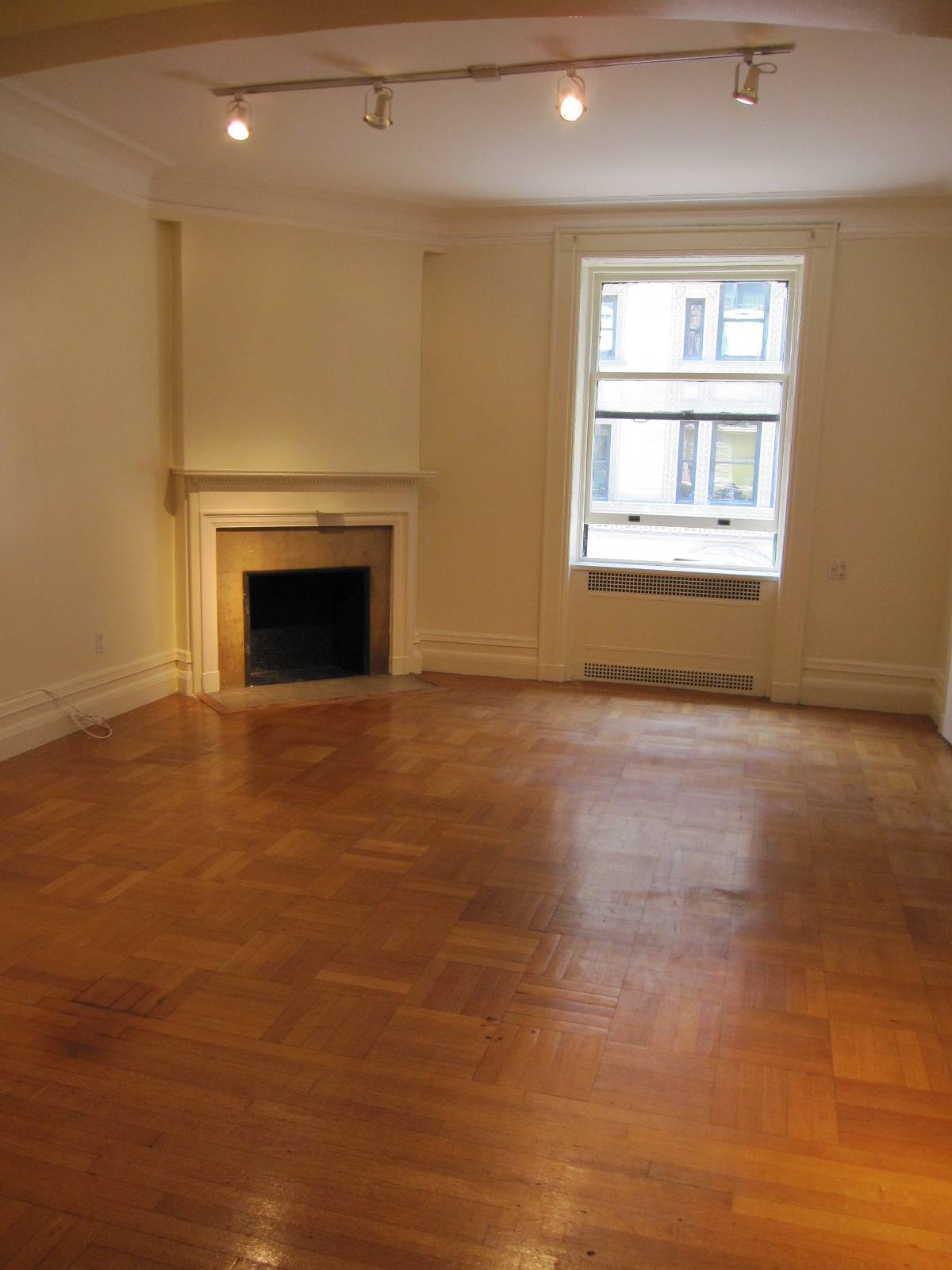 284 5th Avenue: Large Flatiron Loft , Elegant Prewar Building,2 Walk in Closets,NO FEE Gem
