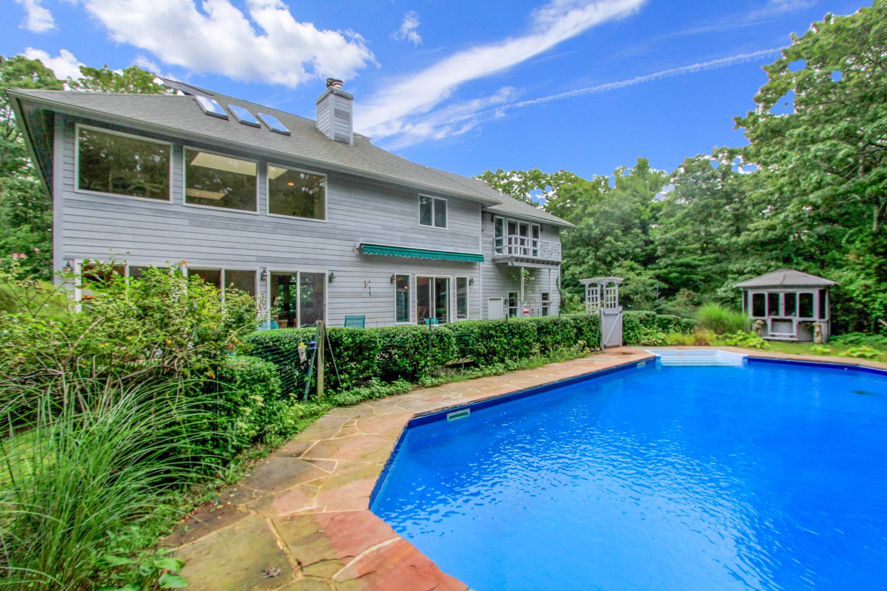 SOPHISTICATED EAST HAMPTON LIVING
