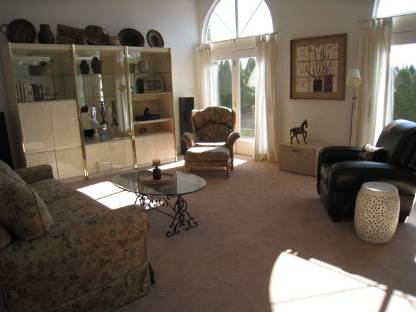 PRISTINE SOUTHAMPTON CONDO CLOSE TO VILLAGE