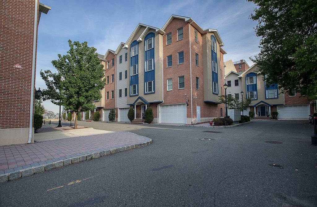 Rare 1800+sf 3BD with lofted ceilings and tremendous light!