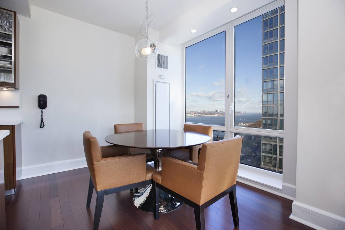 High Floor 2 bedroom for Rent!