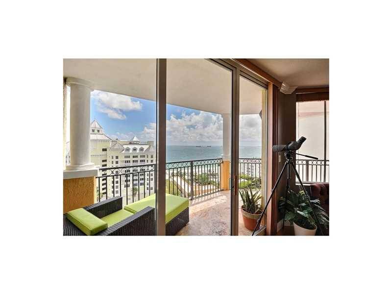 This unit located in the prime of Fort Lauderdale features spectacular direct oceanfront views