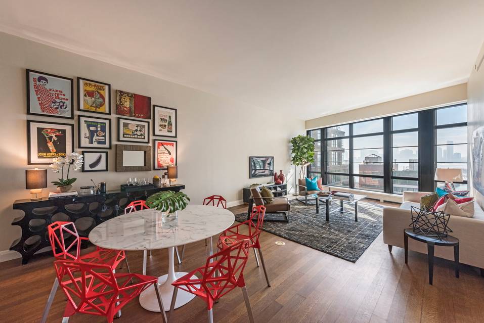 Modern, luxurious 3 bedroom with expansive river views!