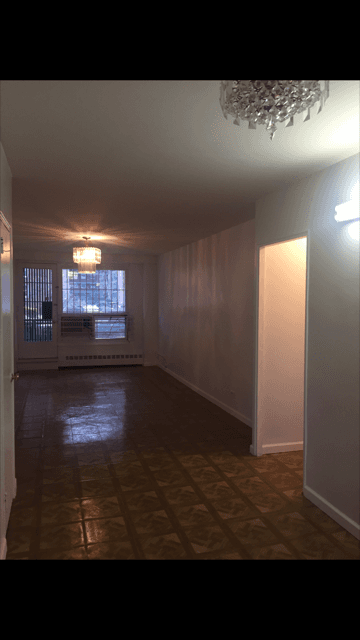 Rego Park: Super Sized One Bed With Balcony