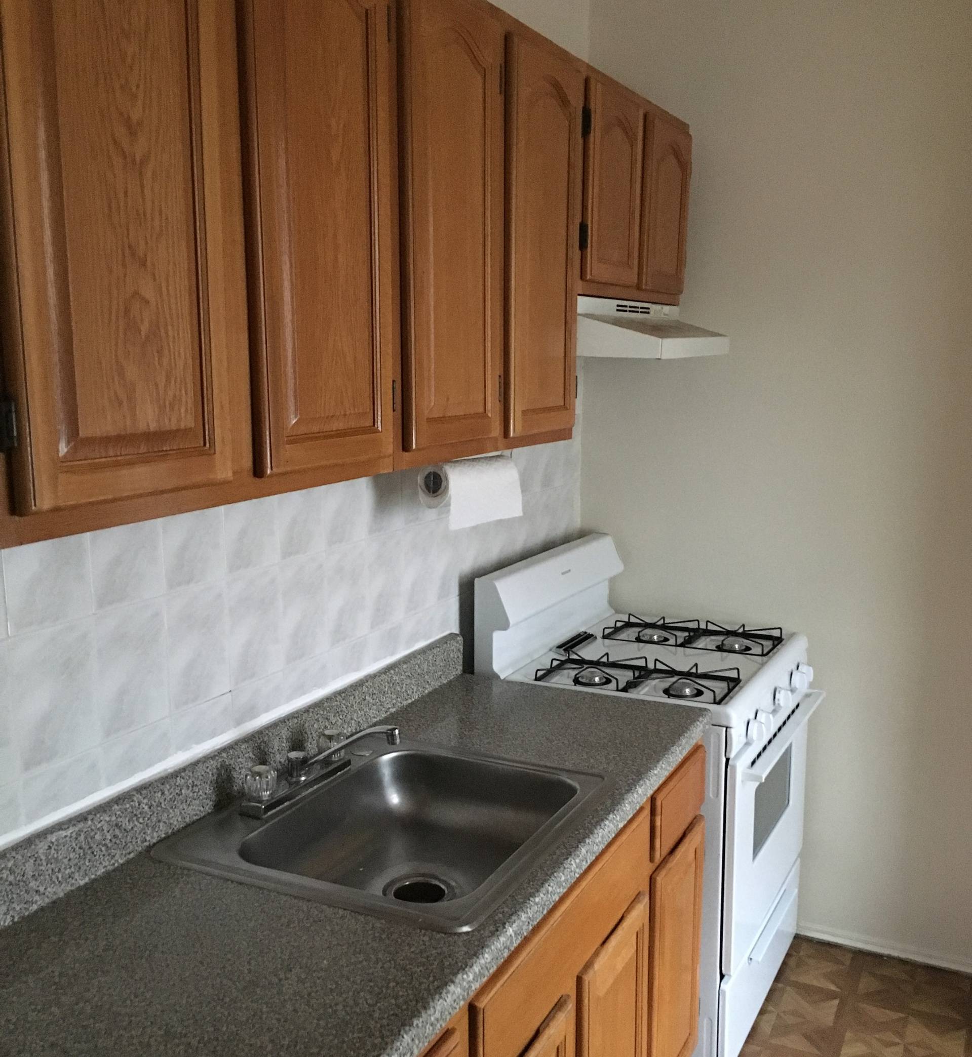 ONE BEDROOM APARTMENT IN ASTORIA HEAT AND HOT WATER INLCUDED