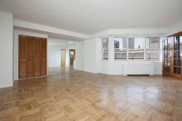 Spacious Junior One with large south facing terrace on a high floor