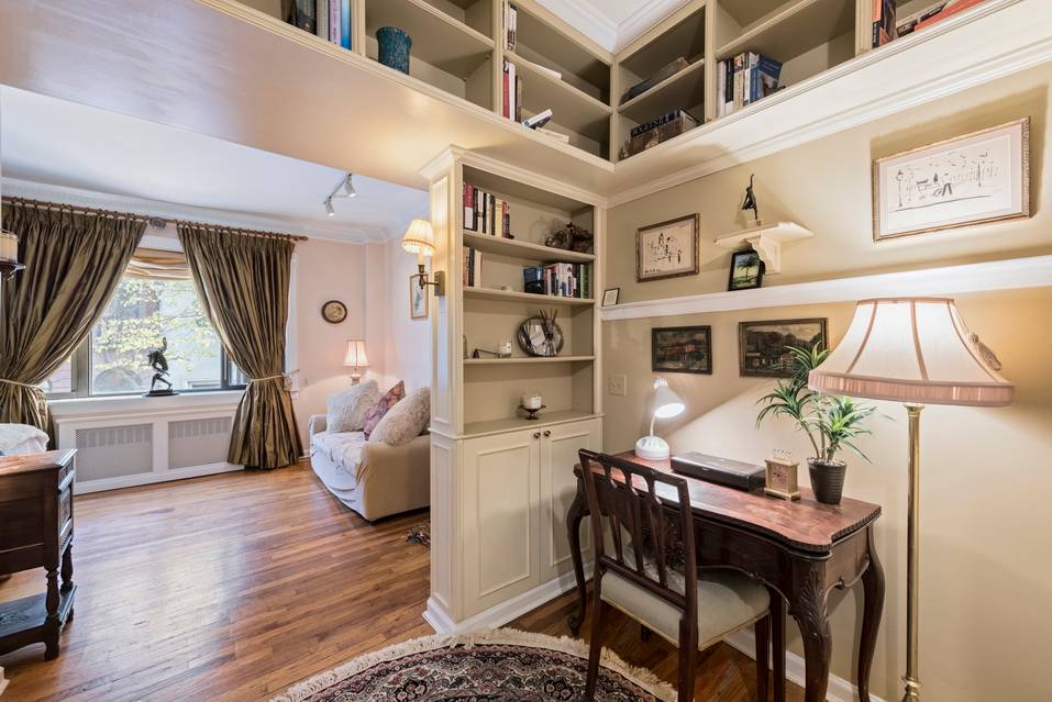 PRICED TO SELL! TURN KEY DESIGNER DECORATED GOLD COAST INVESTOR FRIENDLY CONDOP!