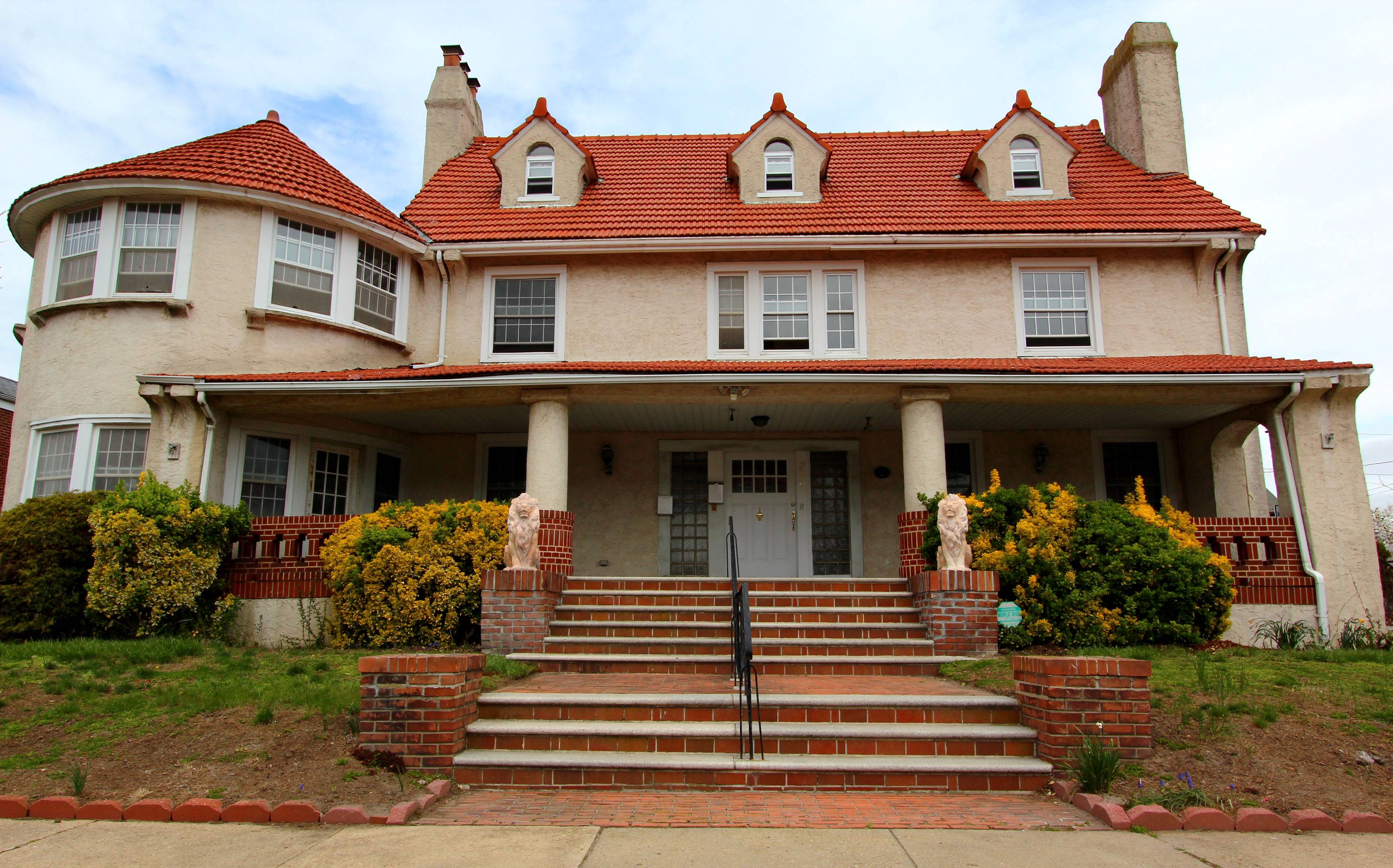 2 Family Long Beach Home, 1 block from the beach