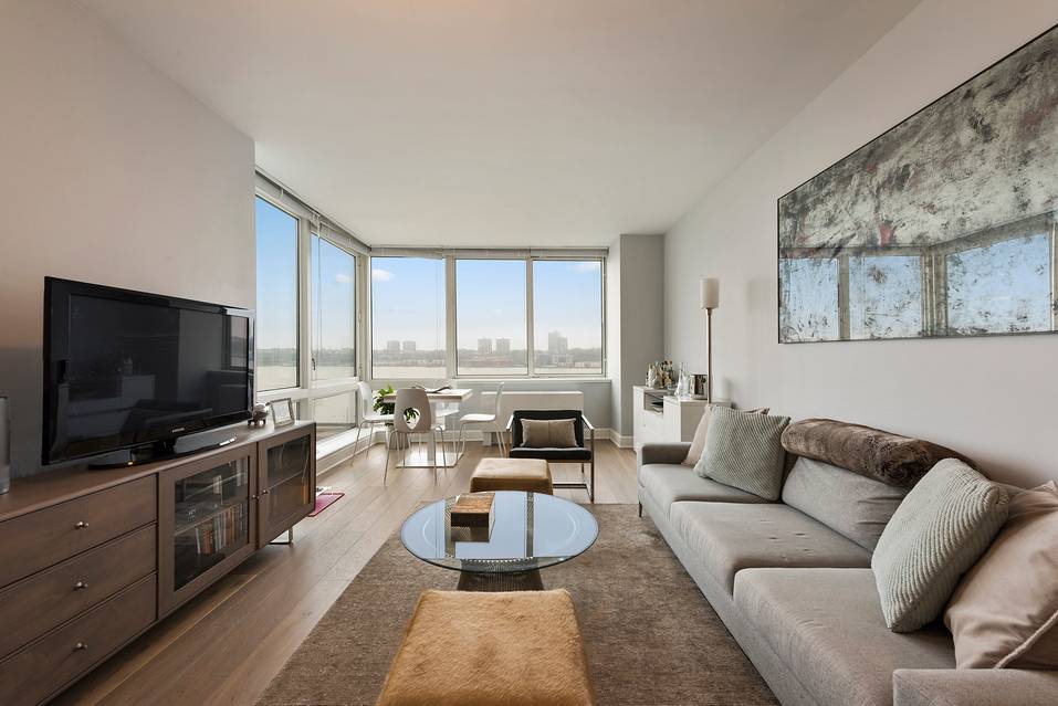 Amazing One Bedroom Condo with Alcove and Hudson River Views