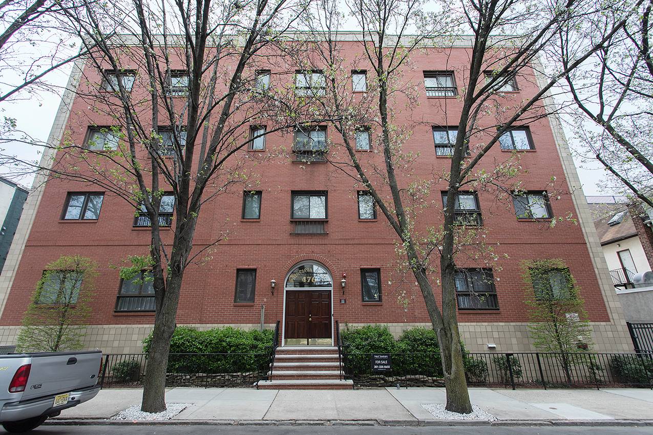 Completely Renovated Hamilton Park 2 bedroom with Parking