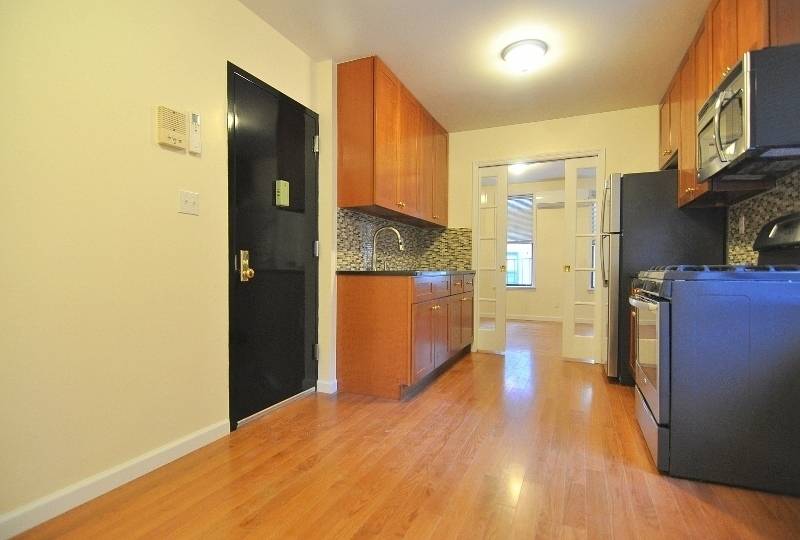 NO FEE & One Month Free! Gut Renovated 1 BD apartment in the heart of Upper East Side!