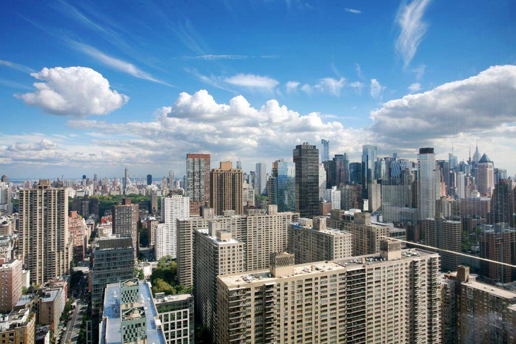 CORNER HIGH FLOOR CONV 3 BEDROOM CONDO WITH AMAZING VIEWS!