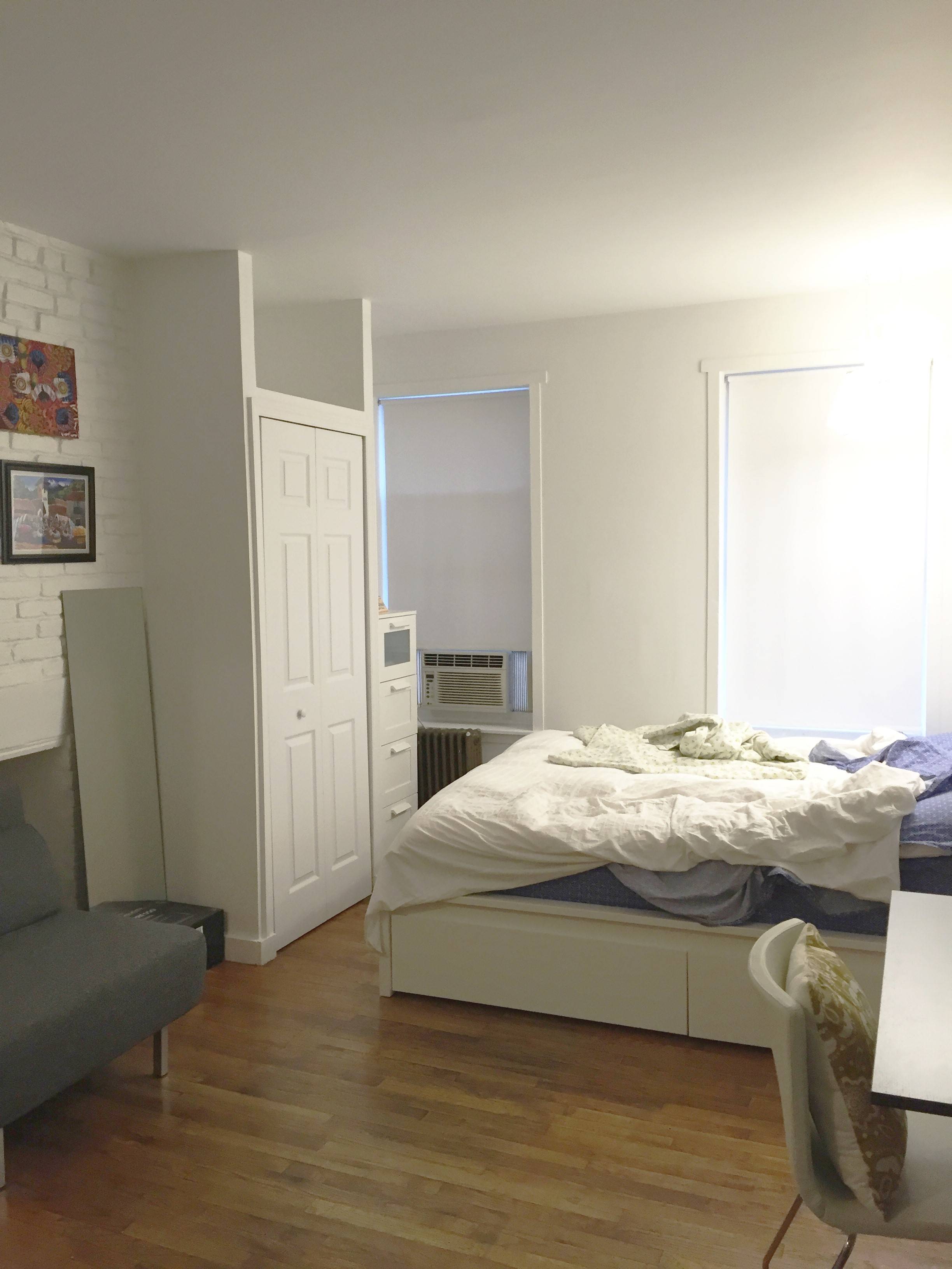 12 Foot High Ceiling Loft Updated Studio with Breakfast Bar