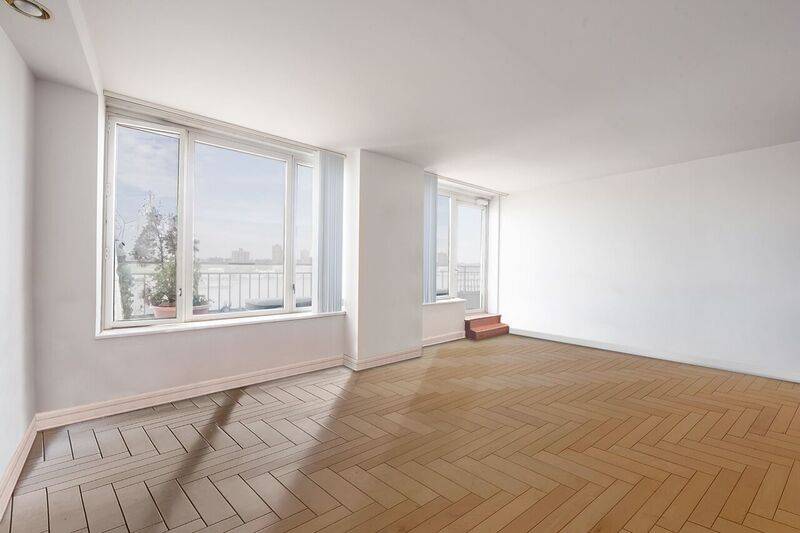 Convertible 3 Bedroom w/ direct Hudson River views. Priced to Sell