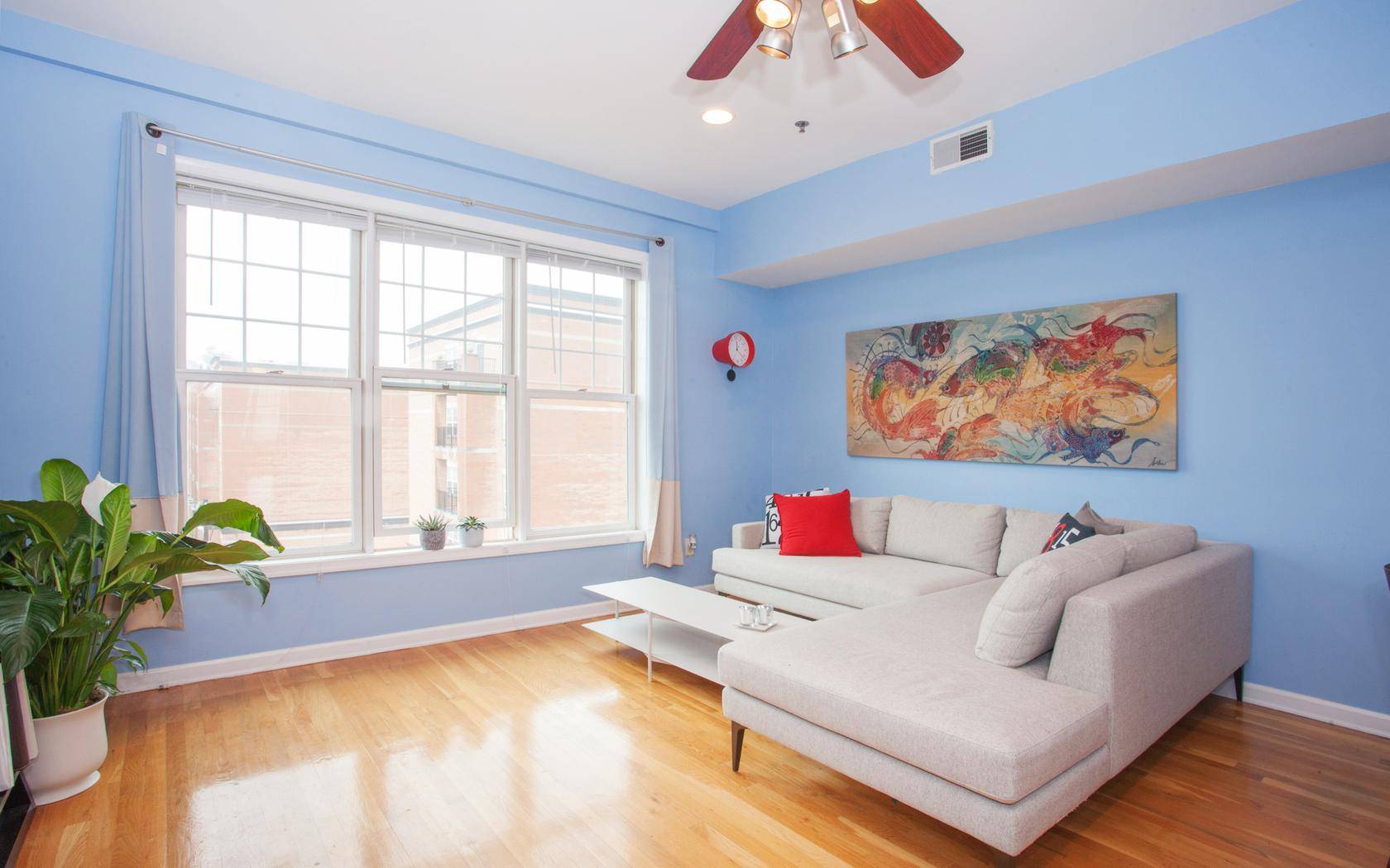 Over-sized top floor 910 SQFT 1 bedroom condo in elevator building with parking!