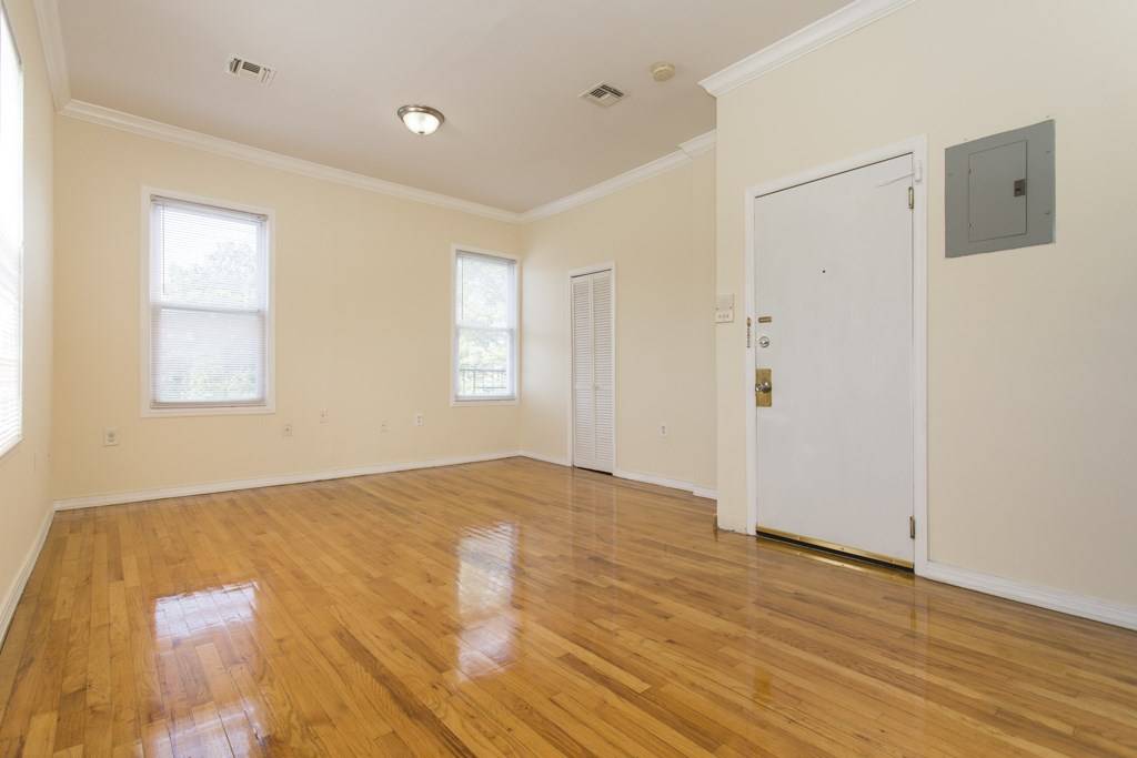 This home’s central location leaves you just a few short blocks from the biggest park in Jersey City