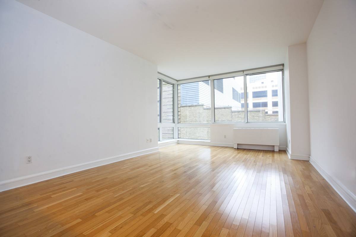 CORNER LOFT LIKE STUDIO ON RIVERSIDE PARK!