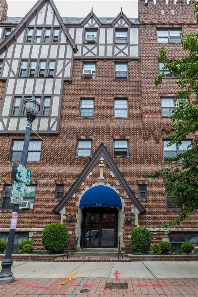 Don't miss the rare opportunity to be the proud owner of a classic uptown pre-war one bedroom on Washington St