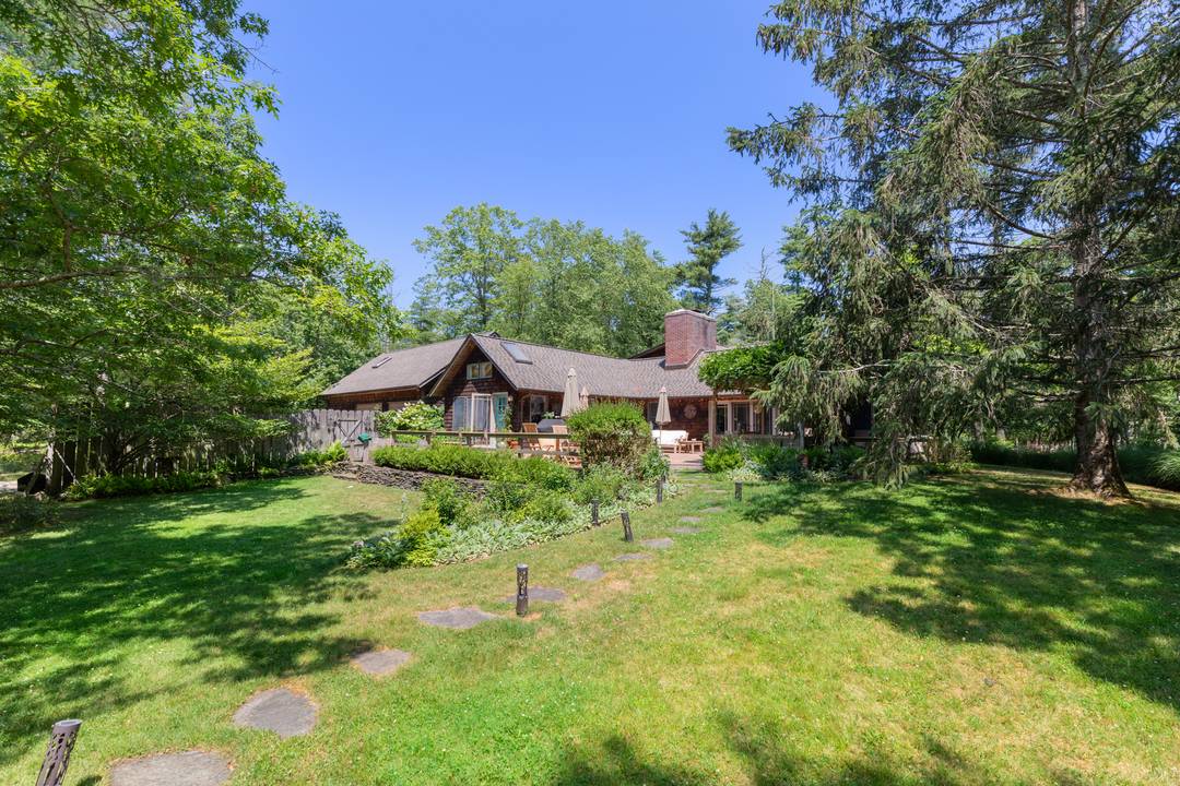 5 Bd's Oasis Snuggled Between Eh & Sag Harbor!