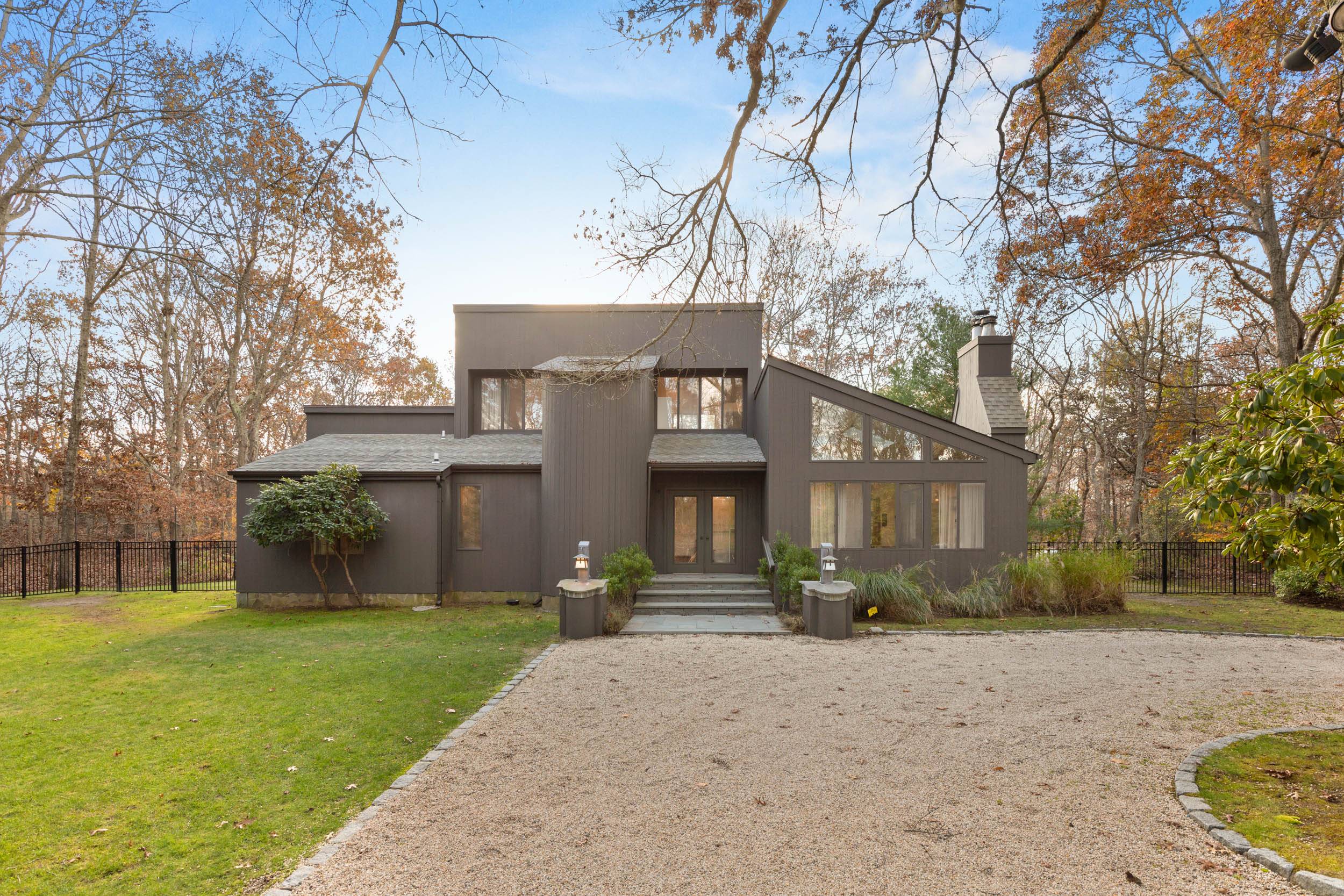 Newly Renovated Modern Retreat in East Hampton