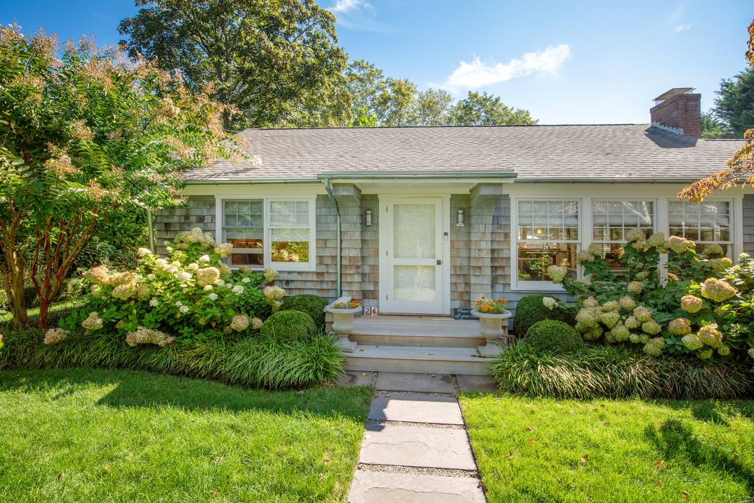 Charming Cottage Very Close to East Hampton Village!