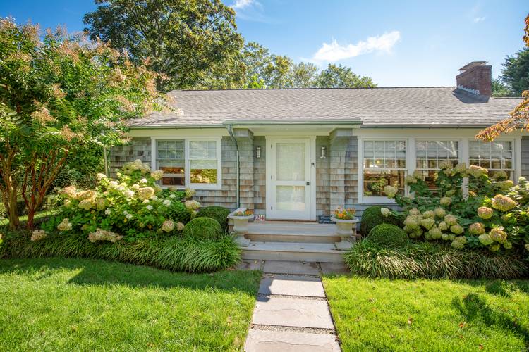Charming Cottage Very Close to East Hampton Village!