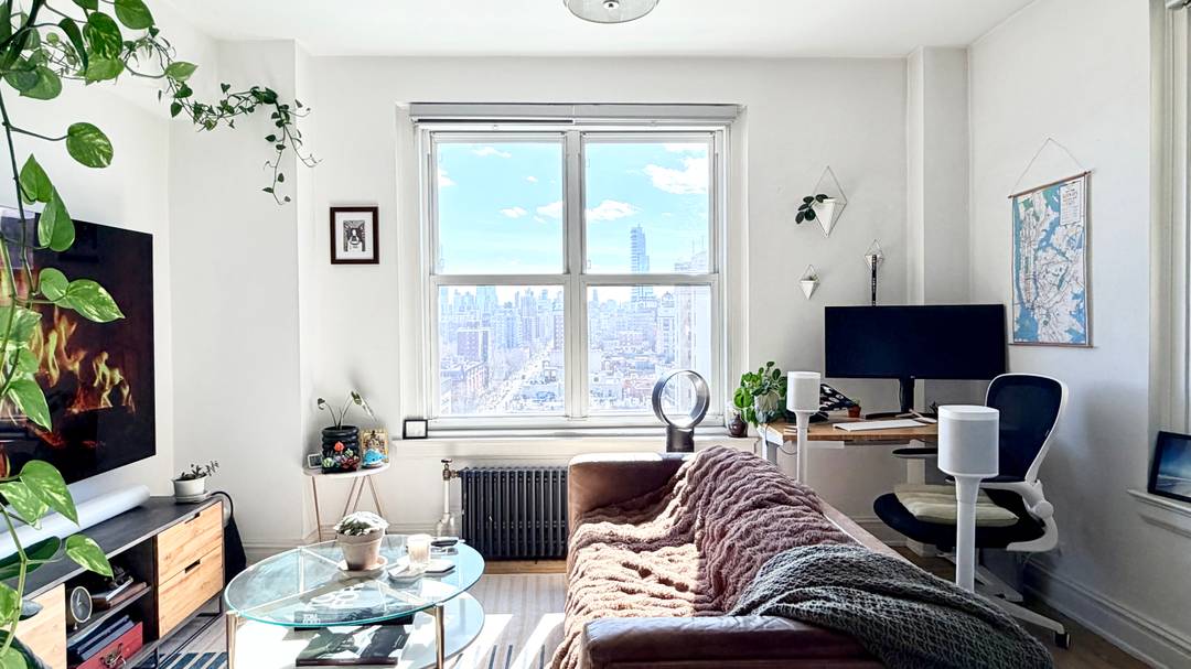 High-Floor Sun-Drenched Corner Residence with Iconic Midtown Views!